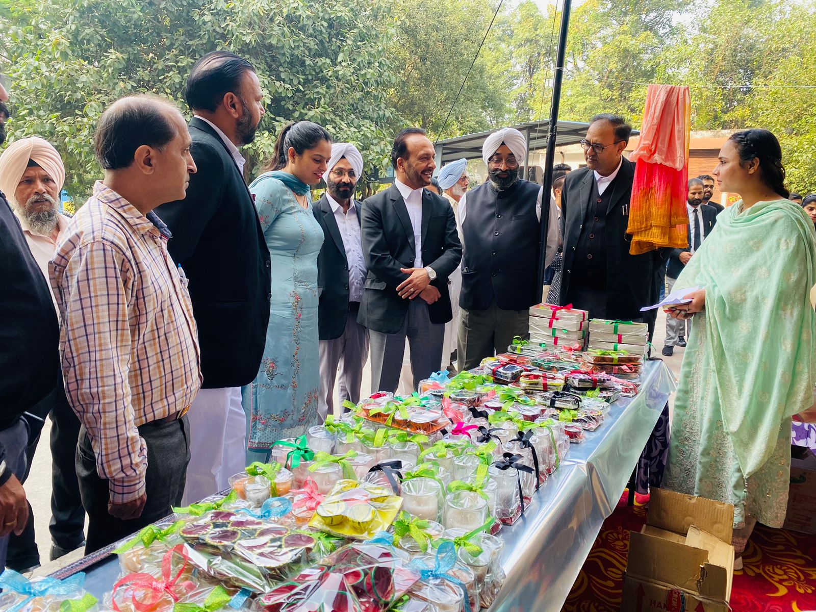 सेंट्रल जेल के कैदियों द्वारा बनाई गई सजावटी वस्तुओं की अदालत में प्रदर्शनी लगाई गई